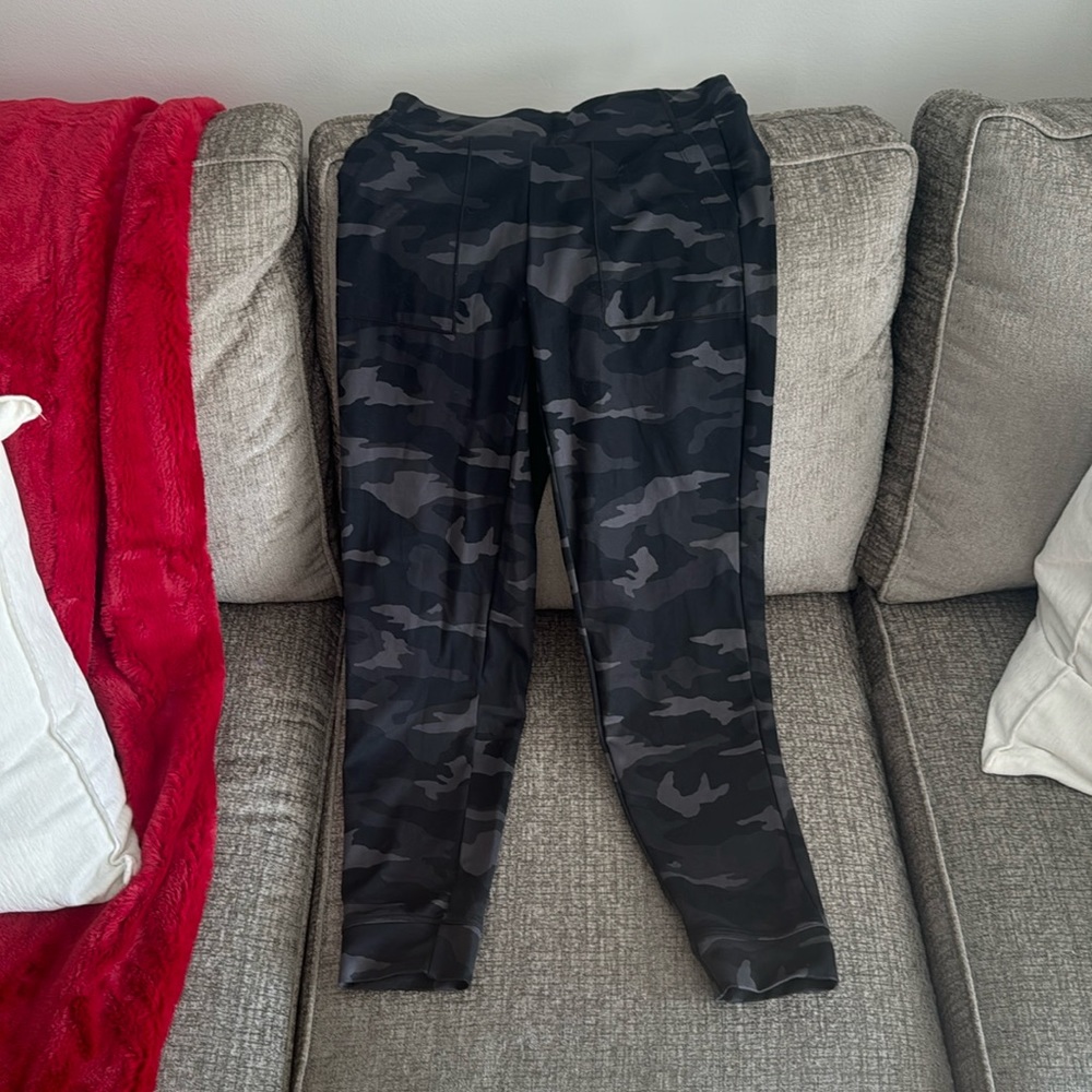 EUC athletic girl, army printed leggings